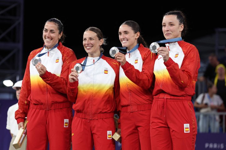 Las jugadoras españolas con la plata en el 3x3 de baloncesto femenino