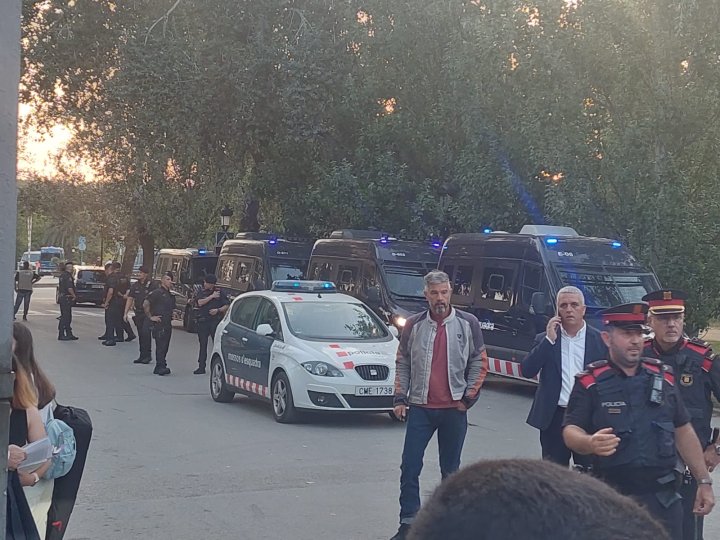 Control policial cerca del parque de la Ciutadella, este jueves en Barcelona. 