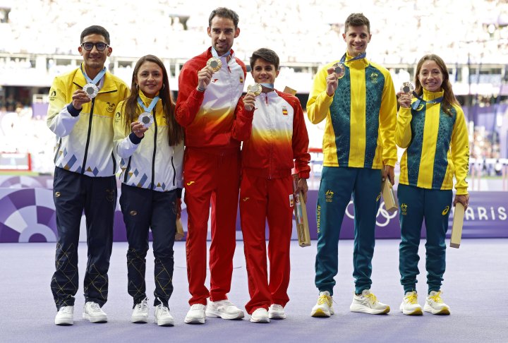 Álvaro Martín y María Pérez lucen su medalla de oro en relevo mixto de marcha