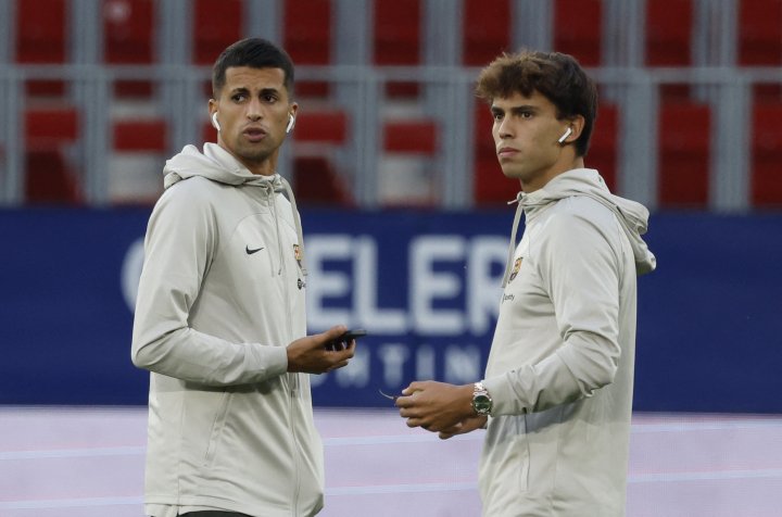 Joao Félix y Cancelo durante una concentración con el Barça