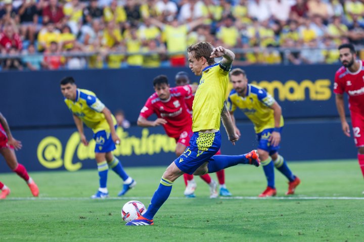 Mwepu y el VAR salvan al Cádiz