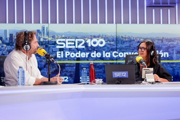 Javier del Pino junto a Àngels Barceló