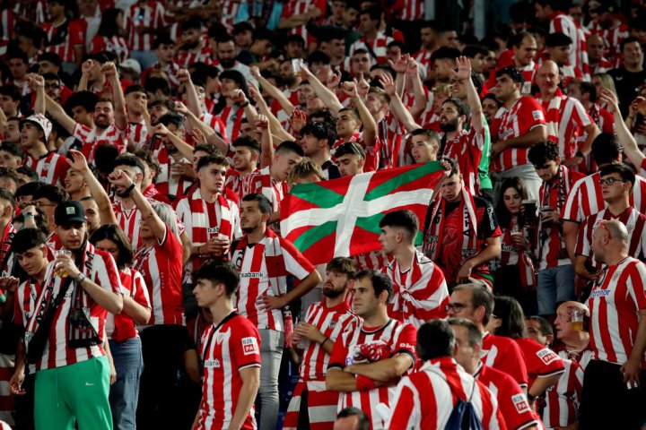 Aficionados del Athletic en las gradas del Olímpico de Roma