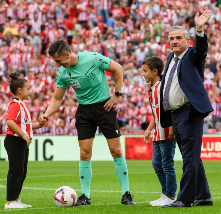 Dani Ruiz Bazán, acompañado por sus nietos, realiza el saque de honor en el Athetic-Sevilla