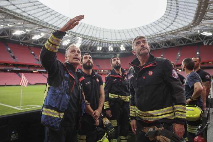 Bomberos de Bilbao, en San Mamés, preparados por si se produjeran incidentes durante el partido entre Athletic y AZ Alkmaar