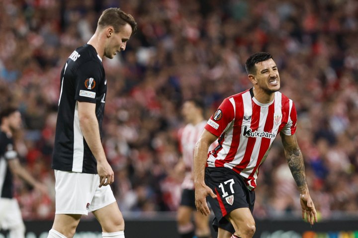 Yuri Berchiche se lamenta por una ocasión fallada ante el AZ Alkmaar