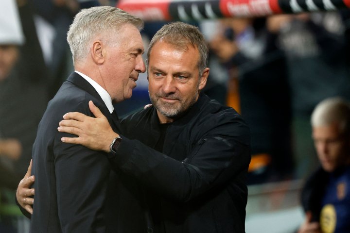 La imagen de momento: saludo Flick - Ancelotti