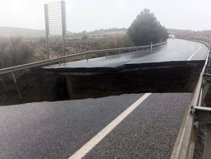 La carretera en Serón (Almería) se derrumba por las fuertes lluvias al paso de la DANA