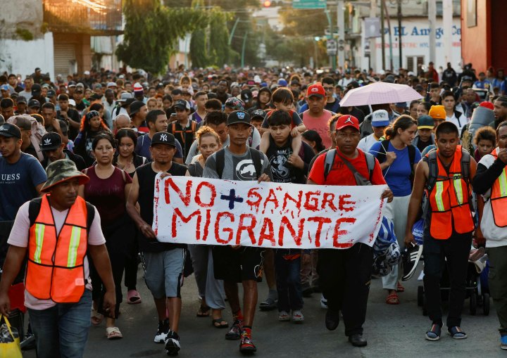 Migrantes salen en caravana desde Tapachula