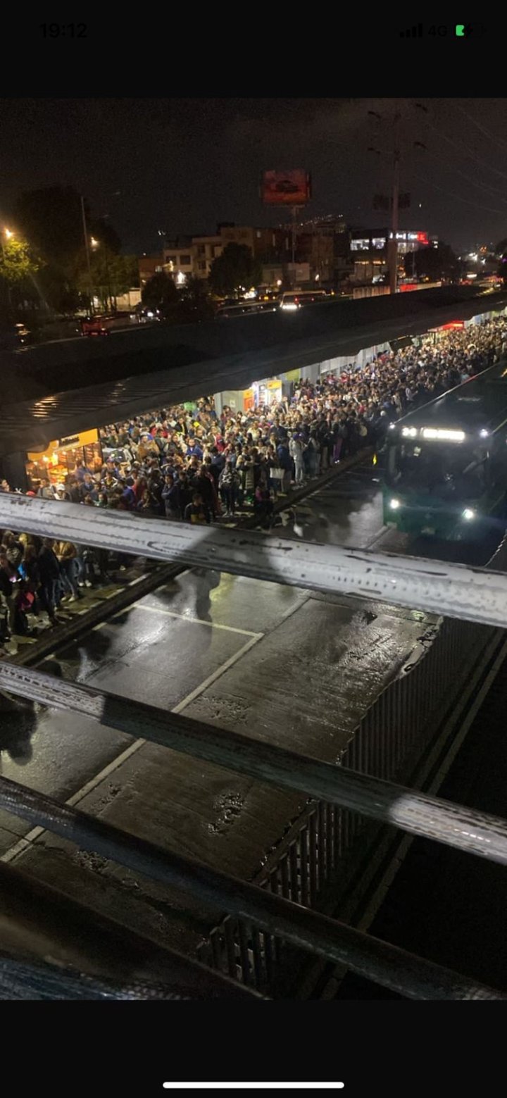 Centenares de ciudadanos atrapados en el Portal del Norte de Transmilenio