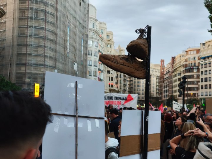 Centenares de personas se manifiestan en Valencia contra Mazón y su gestión de la DANA