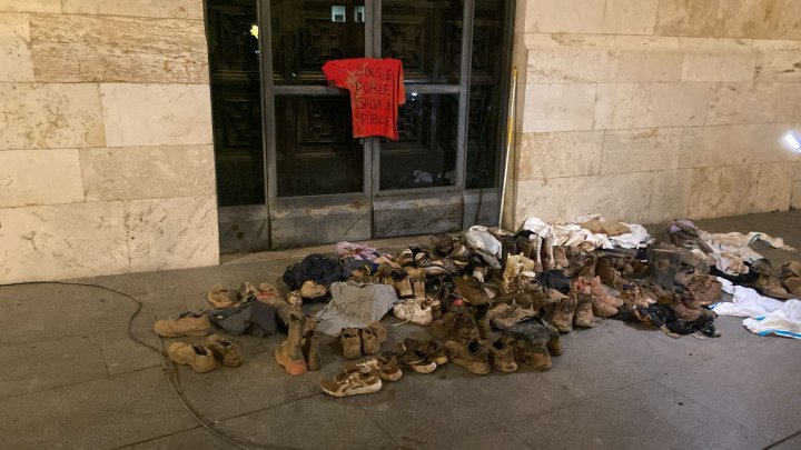 Así se encuentra la puerta del Palau de la Generalitat mientras Valencia llena las calles para protestar contra Mazón