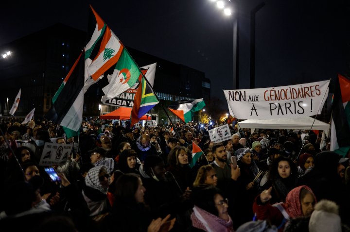 Soccer Football - Nations League - Group Stage - France v Israel - Stade de France, Saint-Denis, France  - November 14, 2024 Israel fans and police officers are seen outside the stadium before the match REUTERS/Gonzalo Fuentes