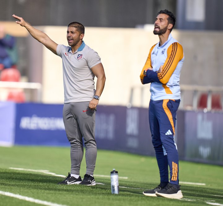 Luis Bueno y Arbeloa dan instrucciones durante el derbi (Juan Aguado / Diario AS)