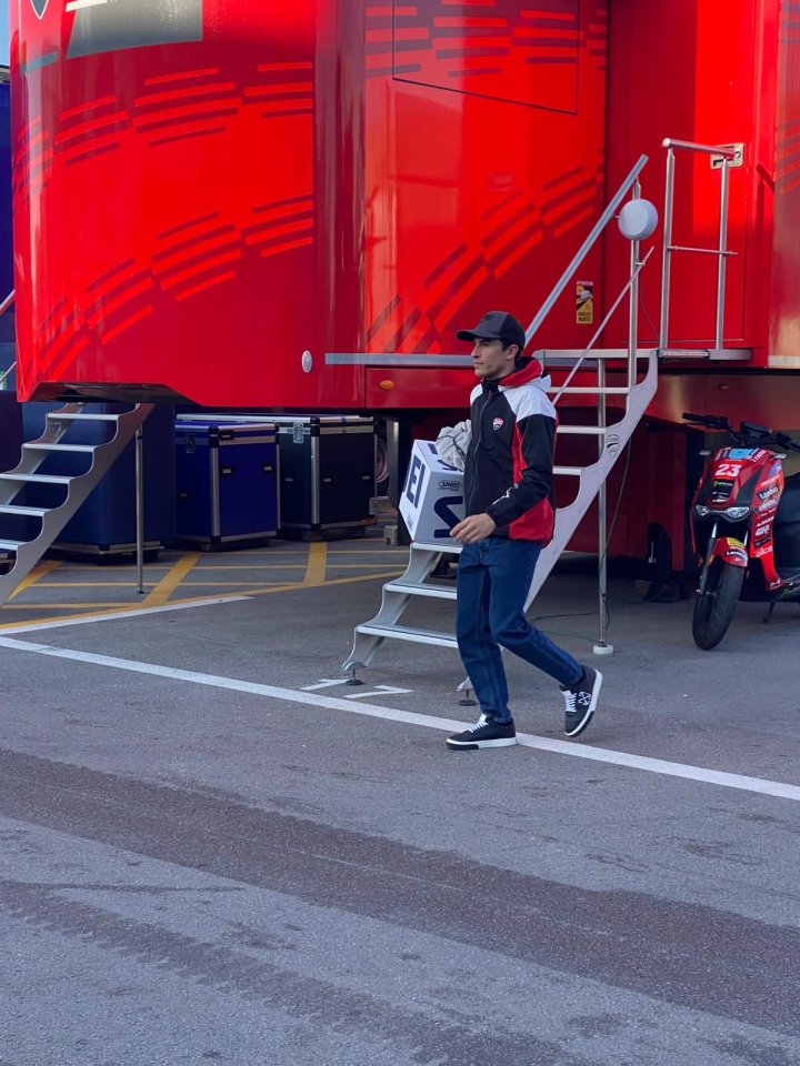 Marc Mrquez llegando al 'box' de Ducati 