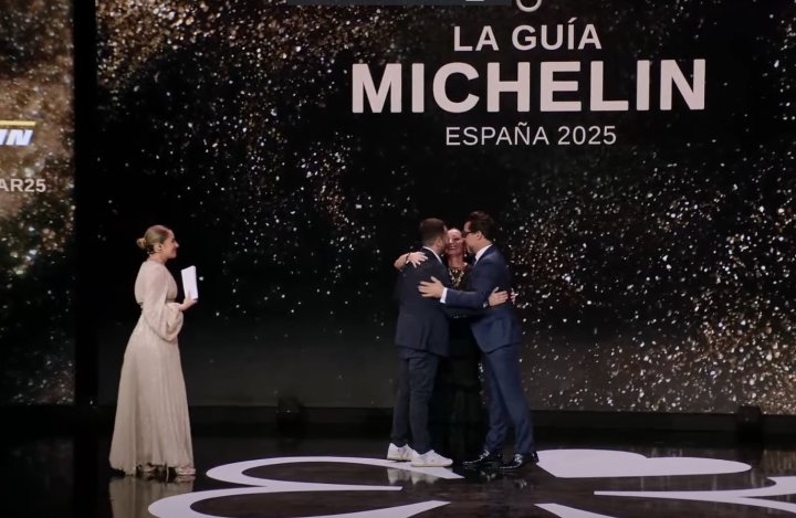 La presentadora Ainhoa Arbizu, junto a los cocineros Begoña Rodrigo, Ricard Camarena y Quique Dacosta, en la gala de la guía Michelin este martes.