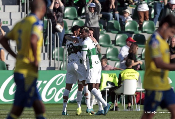 El Elche remonta y hunde aun más al Cádiz