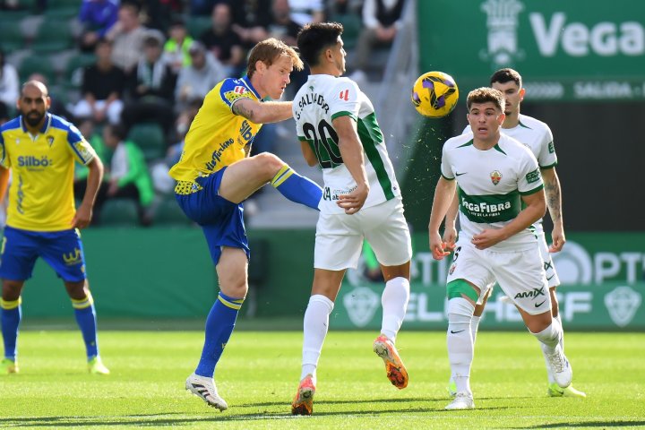 El Cádiz domina en la sombra