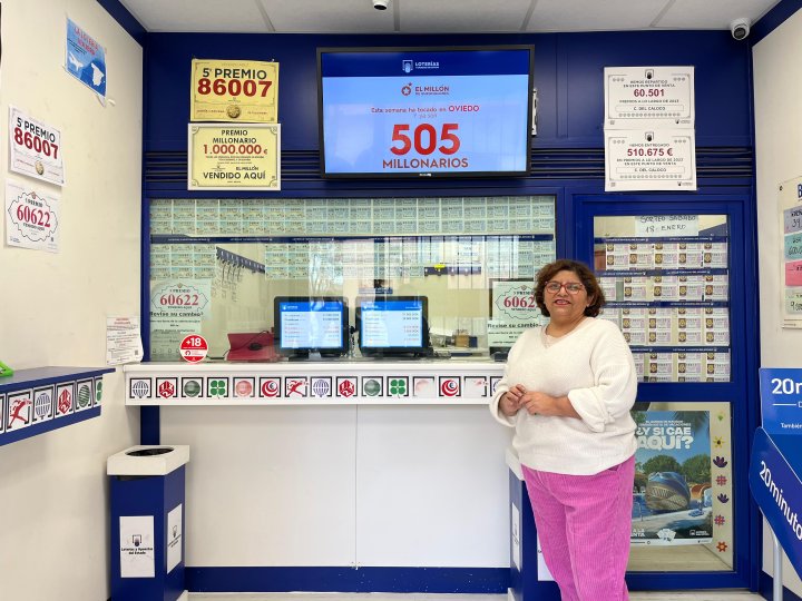 Elena Morales posa este lunes en su administracin de lotera en Usera, Madrid.