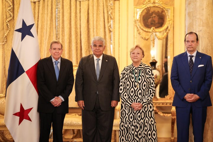 Edmundo González con José Raúl Mulino en el Palacio de las Garzas, en Ciudad de Panamá