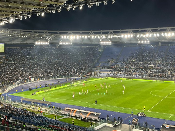 Minuto 82 | Suenan 'OOOLES' en el fondo de la Lazio