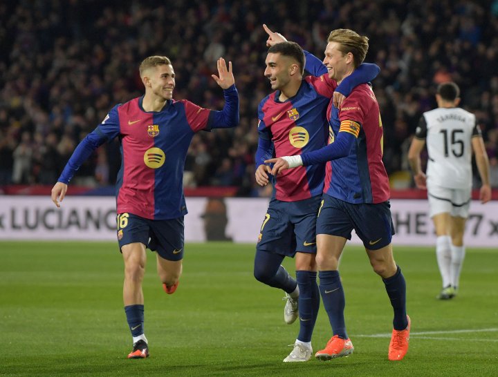 Jugadores del Barcelona celebran un gol contra el Valencia.