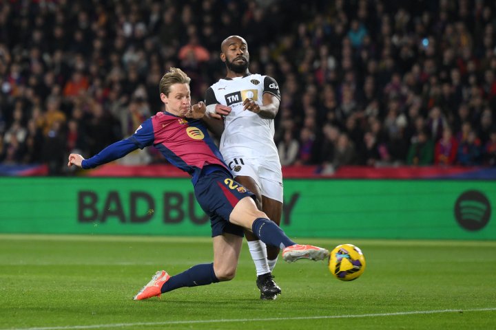 BARCELONA, 26/01/2025.-El centrocampista de Pases Bajos del Barcelona Frenkie de Jong celebra su gol durante el partido de la jornada 21 de LaLiga entre el Barcelona y el Valencia, este domingo en el Estadi Olmpic Llus Companys.-EFE/ Alberto Estvez
