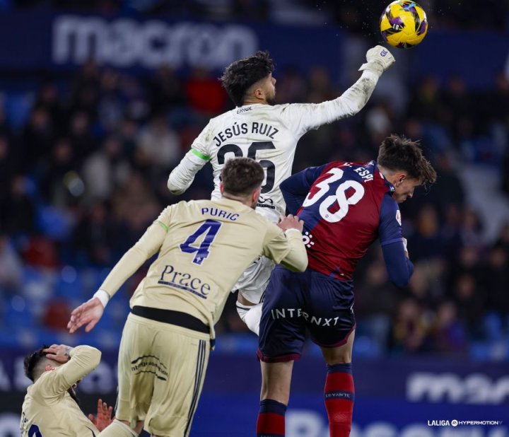 Minuto 92 | El VAR revisa el penalti ?Y EL COLEGIADO VA A LA PANTALLA!