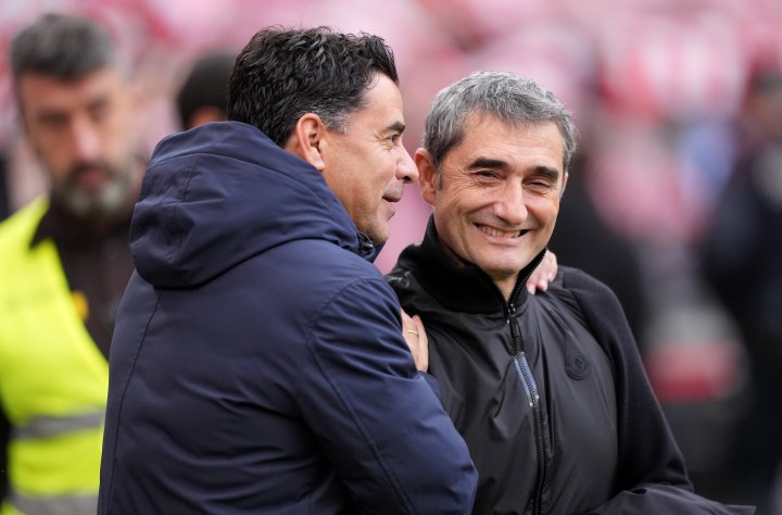 Saludo entre Míchel y Valverde