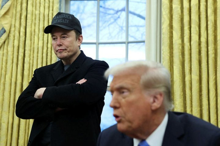 El presidente estadounidense, Donald Trump, en el Despacho Oval de la Casa Blanca este martes, con Elon Musk de fondo.