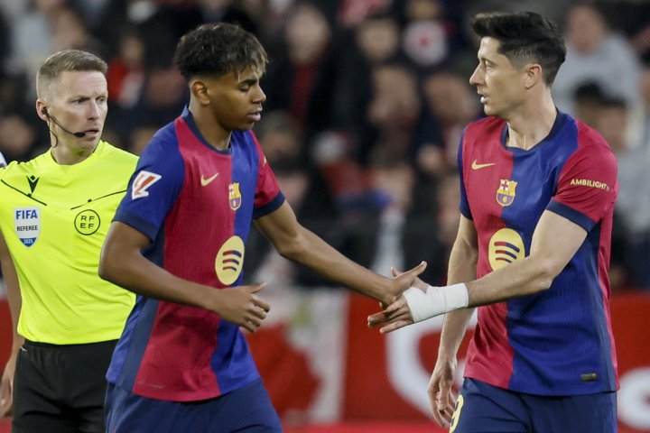 Lamine Yamal y Lewandowski celebran el gol del polaco ante el Sevilla. 