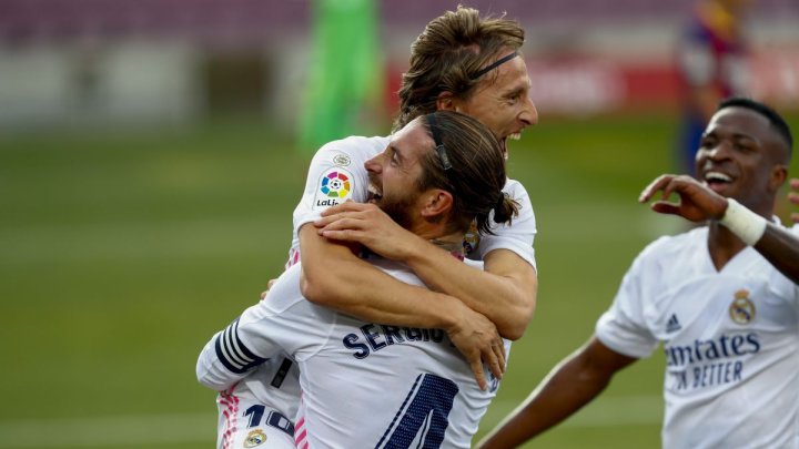 Modric celebra un gol junto a Sergio Ramos en el Madrid