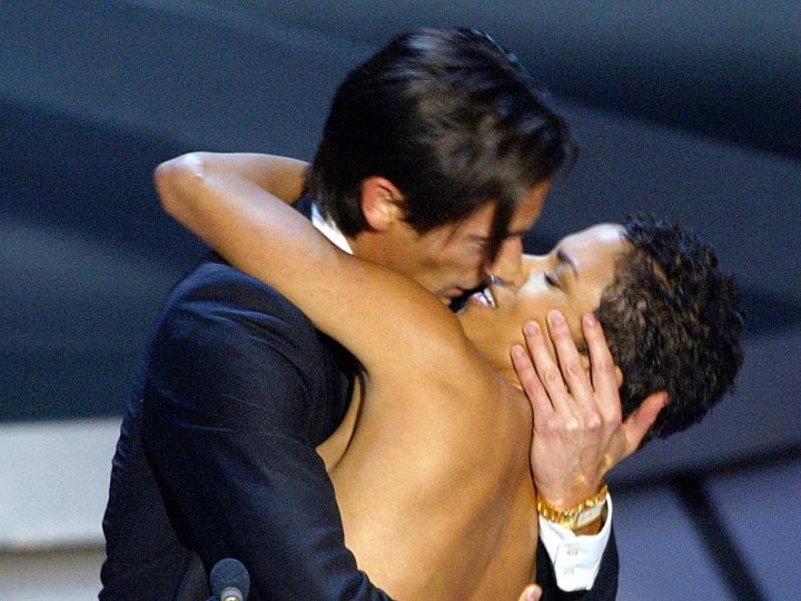 Adrien Brody besa a Halle Berry en la ceremonia de los Oscar de 2003.