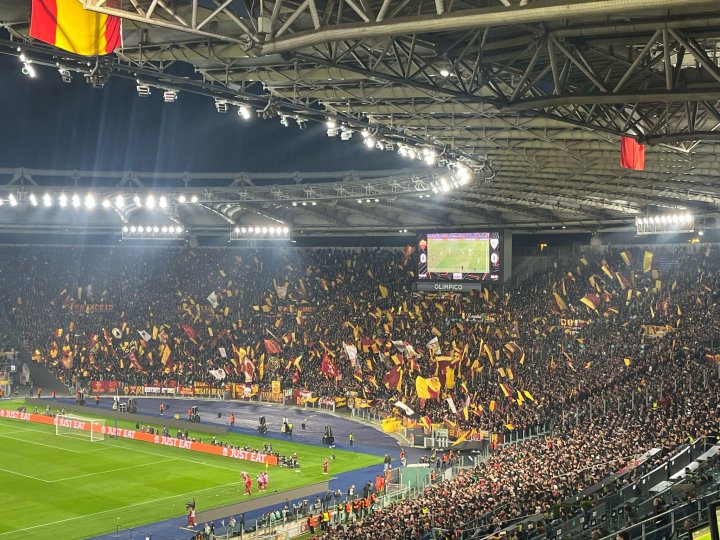 Cambio de banderas en la Curva Sud romana