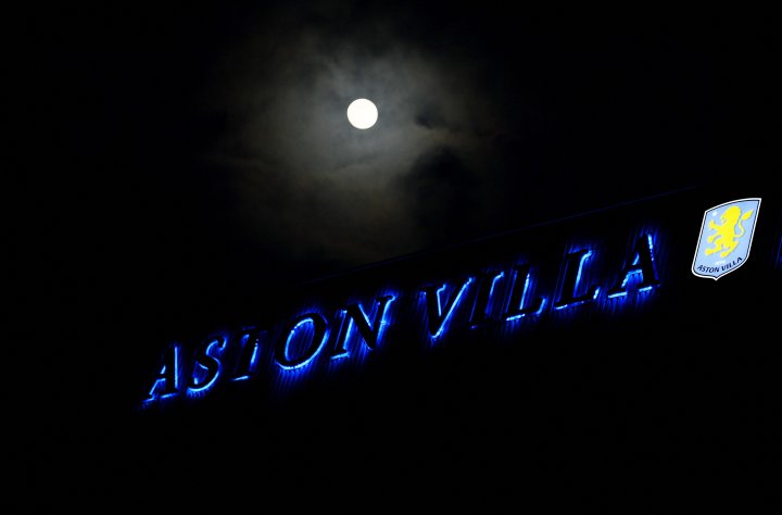 ?SUENA EL HIMNO DE LA CHAMPIONS EN VILLA PARK!