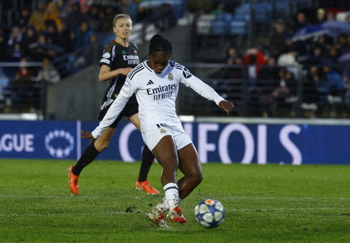 Linda Caicedo anota el primer gol ante el Arsenal