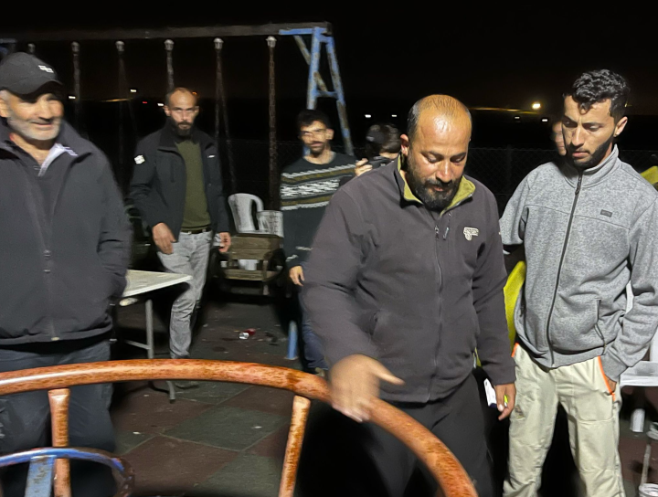 Hamdan Ballal, a su llegada a su pueblo, Susiya (Cisjordania), junto al también director de 'No other land' Basel Adra. (LUIS DE VEGA)