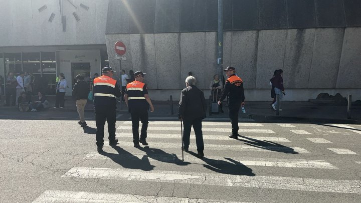Personal de Protecció Civil ajudant els viatgers a l'estació de Renfe de Girona