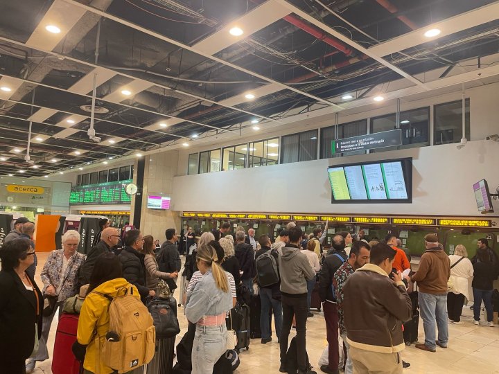 Passatgers esperant a ser atesos a l'estació de Sants