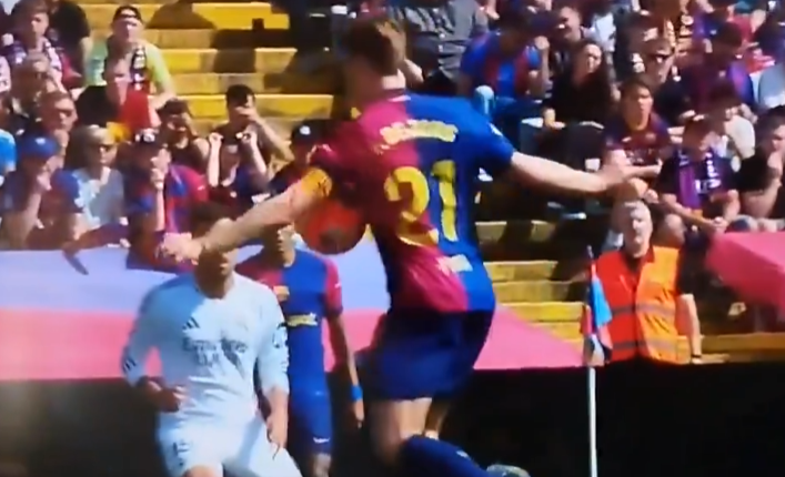 Una mano de De Jong antes del gol de Lamine... Explicaci¨®n de por qu¨¦ no fue pitada