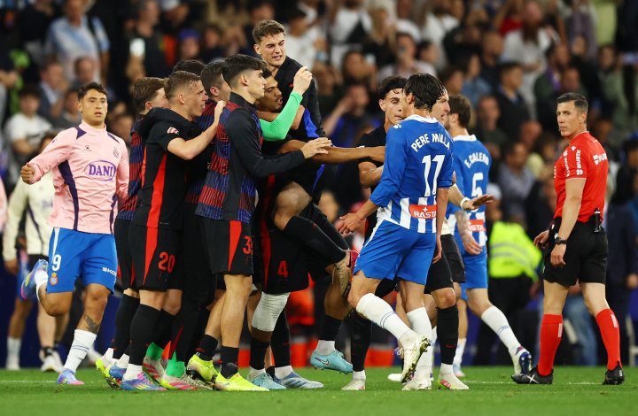 Los jugadores del Barcelona celebran el t¨ªtulo de Liga