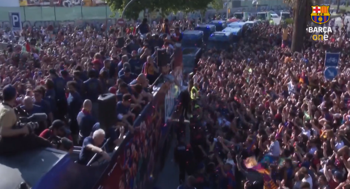 Jugadores del Barça en el bus