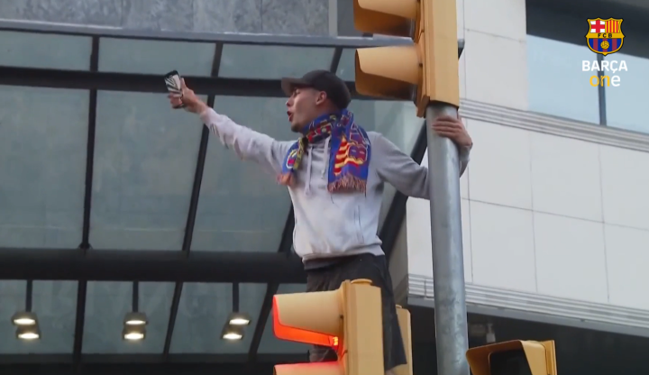Fan del Barça en un semáforo