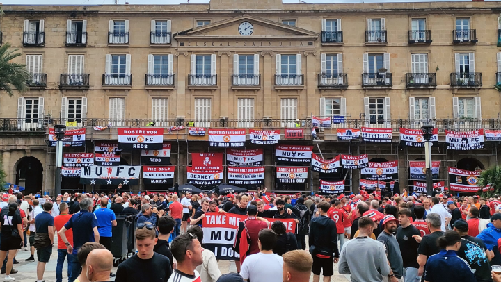 Impresionante mural en la fachada de la Plaza Nueva