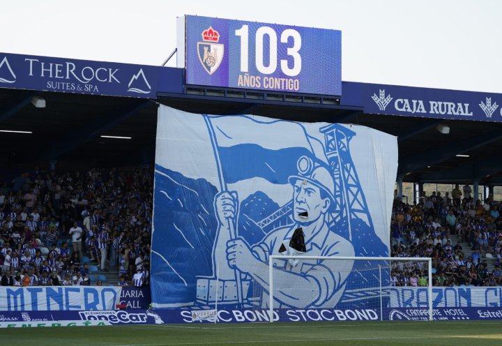 Una de las im¨¢genes del partido, el tifo local