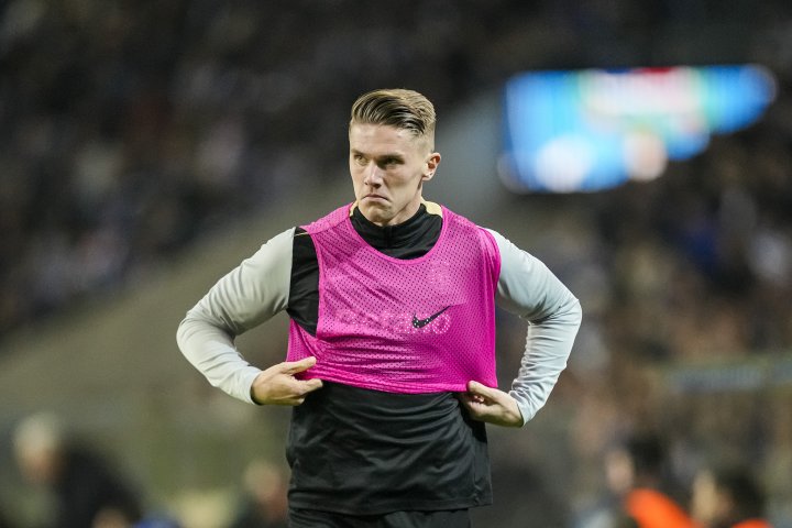 Viktor Gyokeres con un peto de calentamiento