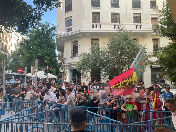 Decenas de personas se concentran en Ferraz