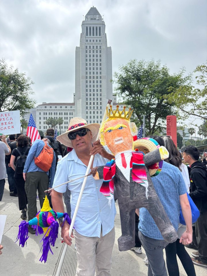 Un hombre con una piñata del presidente Donald Trump