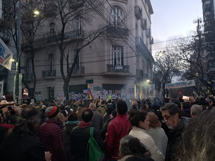 Cientos de personas manifiestan frente al piso de Cristina Kirchner en Buenos Aires