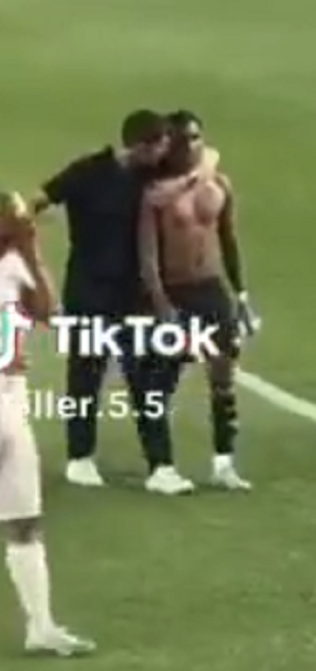 Los gestos de cari?o de Xabi con Rodrygo tras el partido